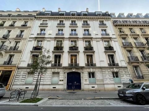 Rue de Turin, close to transport and all amenities. On the 1st floor of a beautiful bourgeois building, common areas of good standing, stairwell redone with new glazed elevator. Beautiful offices (refreshment work to be expected), consisting of an en...