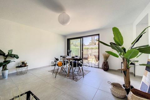 Golfe Juan, close to the beaches and all amenities, in a small new residence, 2-room apartment on the ground floor of the corner garden facing west, bathed in light. It consists of a living room, a kitchen opening onto a terrace and garden of 80 m², ...