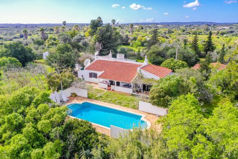 This traditional countryside 3 bedroom Portuguese style villa is full of potential! Set on a beautiful plot of 4920m2 not far from the village of Espiche, this property offers a tranquil location; yet it is only 10 minutes from the nearest beach, and...