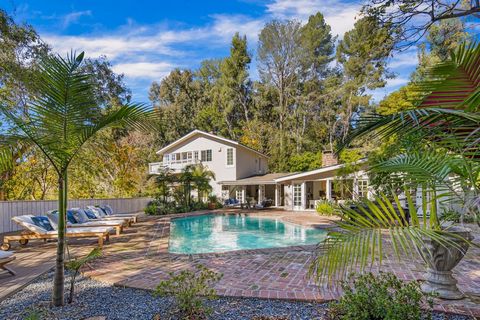 Sited in the foothills of Beverly Hills just moments away from the famed Beverly Hills Hotel, this 26,000 sq ft promontory site is a unique opportunity to develop a trophy estate or reside in the existing & charming Traditional home featuring immense...
