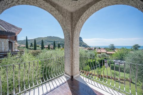 Between vintage and modern, a property that hides a double soul. The villa, located in an intimate and elegant setting, is located a few steps from the center of Garda and enjoys a beautiful lake view. Characterized by generous dimensions, it still r...
