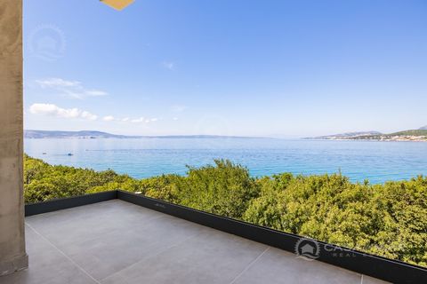 Dans un endroit magnifique, à seulement 20 mètres de la mer, un appartement moderne de 92 m2 avec vue panoramique sur la mer et la Côte d’Azur est à vendre. L’appartement est situé au deuxième étage et se compose d’un salon avec accès à une terrasse ...