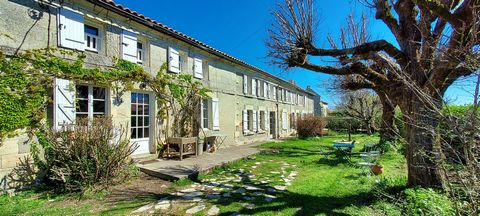 EXCLUSIVE - FOR LOVERS OF NATURE AND CHARM OF THE AUTHENTIC- Property in Dordogne (Périgord Vert). You will love this charming country house and cottage with a total living space of approximately 380 m2. Located in absolute calm in the tiny village o...