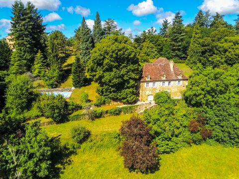 Nestled on the heights of Figeac in a calm and peaceful environment, this property built in the 70s by renowned craftsmen has the particularity of offering the character of the old stone houses of the region and an unobstructed view of the surroundin...