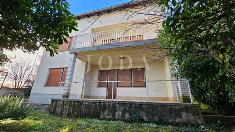 Location: Primorsko-goranska županija, Crikvenica, Crikvenica. We are selling a quality house with a lot of potential. The house is located near the center of Crikvenica, 450m from the sea. It consists of a ground floor, a first floor, a high attic a...