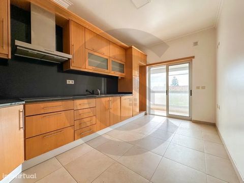 3 bedroom apartment in a private condominium, in the center of Torres Novas, although used, is as good as new. Located on a 1st floor, consisting of a large entrance hall, 'semi-equipped' kitchen, living room with fireplace and fireplace, three bedro...