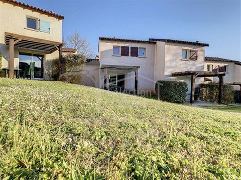 On the heights of Cajarc, 10 minutes walk from the town centre, this small semi-detached house of 44 m2 offers you the exceptional possibility of enjoying a very pleasant resort with heated swimming pool and children's games (petanque, basketball, pi...