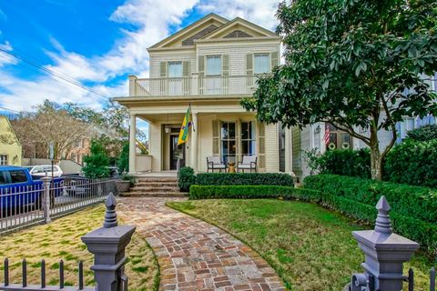 Location! Location! Pristine Home just steps from Audubon Park! This uptown home was built in 1890. The transformation of Kitchen, den, wet bar and beautiful oak wood floors throughout the downstairs are stunning. This combination of sleek and old wo...