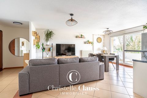 Exclusively in your Christelle Clauss Real Estate agency in Erstein. We offer for sale this 2-room apartment of 52m2 of living space located in a small collective comprising only 11 housing lots. The accommodation is perfectly maintained and has a br...