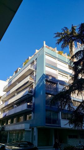 En exclusivité chez Excellia Immobilier, ce magnifique appartement de 64 m2 au 5/6 avec ascenseur dont une magnifique terrasse de 11 m2. Idéalement placé dans la rue Saint Joseph à Grenoble ce bien d'exception refait à neuf en 2023 comprend de trés b...