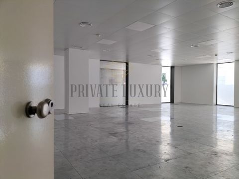 Office loft of 120m2 at Alameda dos Oceanos, next to FIL, for rent. The space is located on the first floor and is part of a 2009 new development project dedicated to services and commerce. Large space with private sanitary facilities. False floor, f...