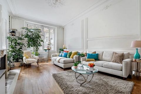 Perfectly located in the heart of the 8th arrondissement, a stone's throw from the Europe metro station, in a very well maintained Haussmannian immeube, with caretaker. BR Immobilier is pleased to present this beautiful ground floor apartment with a ...