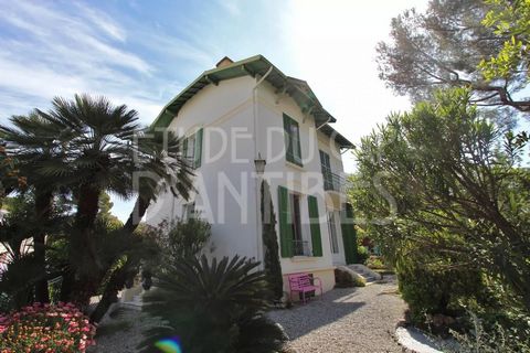 Charming villa of around 180 sqm is ideally located at the edge of Cap d'Antibes, 300 meters away from the sea and the beach. You need no car. The house comprises on the ground floor a living room opening onto a nice garden, a dining room, a fully eq...