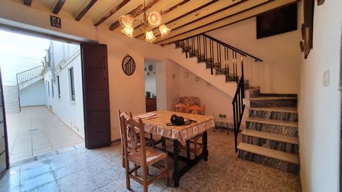 Traditional Andalusian style two-storey townhouse located in the historic centre of Coín. The property is situated in one of the best-known areas of the town, close to shops, restaurants, schools and all amenities. It is distributed as follows: On th...