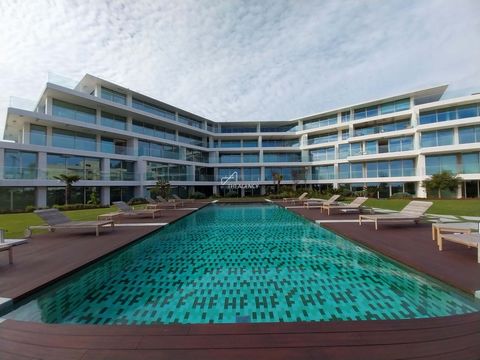 Located in Cascais. Inserted in the new Bayview Horizon development, in the center of Cascais, we find this 2-bedroom apartment with a 27 sqm terrace overlooking the pool, garden, Atlantic Ocean, and Cascais Bay, giving this apartment a distinct sett...