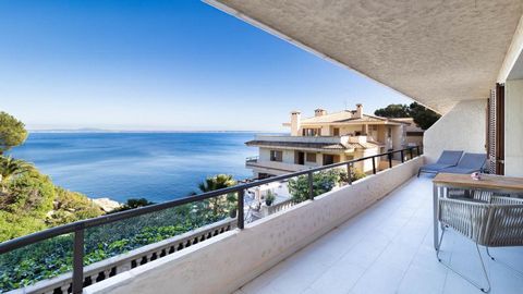 Exklusiv bei uns - Einmalige Investitionsgelegenheit: Das modernisierte Erdgeschoss Apartment mit Meerblick befindet sich in einer erstklassigen Lage in 1. Meereslinie im beliebten Wohnort Cala Vinyes, im Südwesten von Mallorca. Der wunderschöne Blic...