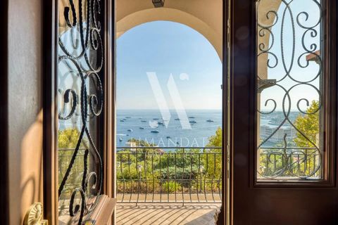 Roquebrune Cap Martin, aux portes de Monaco, exposée sud, en position dominante, vue mer imprenable et Monaco de toutes les pièces, lumineuse villa principale de 180 m2, refaite à neuf avec des matériaux de qualité haut de gamme, grandes terrasses, e...