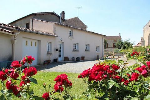 85410 St Sulpice En Pareds. Ideal stone house to make a beautiful family home. Offered at a price of 119000 euros at the seller's expense. This property with works of 118 m² with the possibility of having 180 m² of living space, is composed of a fitt...