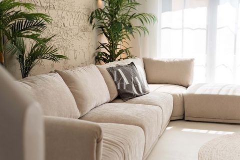 Este apartamento T3 duplex, completamente renovado, oferece um ambiente moderno e confortável em Vilamoura. Com ar condicionado em todos os quartos e na sala, garante o conforto térmico durante todo o ano. Um dos quartos é en-suite, proporcionando pr...