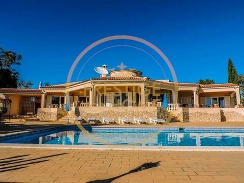 Located in Lagoa. A fabulous villa with unique style, located in an area of extreme tranquility and only a few minutes from Lagoa, 10 minutes from Portimão, 2 minutes to access to the A22 and approximately 10 minutes to Silves. Restaurants, leisure p...