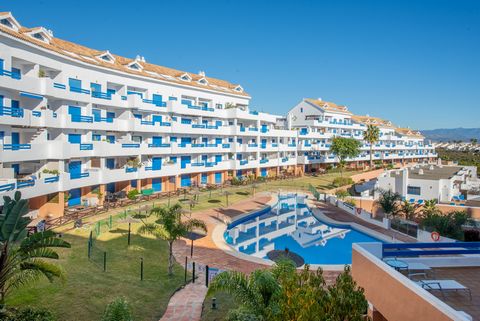 Impressive duplex penthouse located in the popular Duquesa Golf Gardens Suites complex, within walking distance of Monte Duquesa and the amenities and beaches of Duquesa marina. The property has two bedrooms, including the principal bedroom suite whi...