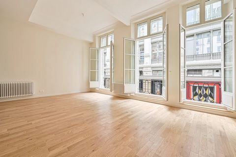 Paris 4th - Located in the heart of Paris, in one of the oldest streets in the city, this fully renovated reception apartment offers an exceptional investment opportunity. Ideally situated on Rue de la Verrerie opposite the BHV, it boasts a central l...