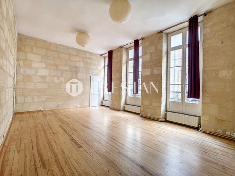 Bordeaux rue Bouffard - Un appartement de 75 m2 (70 en loi carrez) au premier étage d'un immeuble en pierre. L'appartement comprend un grand séjour avec orientation Est, une cuisine séparée, une salle d'eau avec WC, une première chambre ainsi qu'une ...