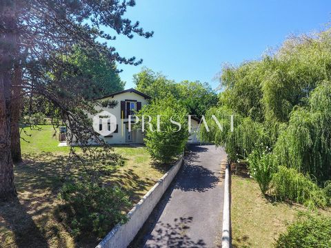 For sale, pleasant house just a 15-minute walk from the town center of Ahetze. Nestled in a peaceful environment, this two-story property offers an ideal living environment, harmoniously combining the proximity of nature and commercial amenities. On ...