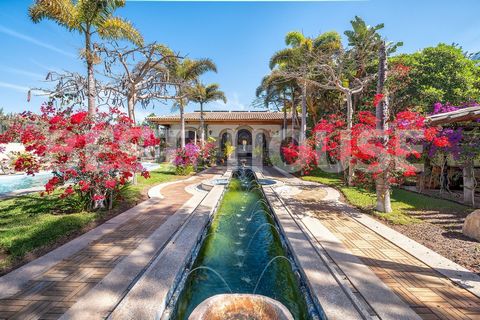 Abraham Redondo of Best House is pleased to present you a unique and very special property, rarely seen. This wonderful luxury villa of 692 square meters on a plot of 1903 square meters. The property is situated at the back of the Maspalomas Golf Cou...