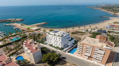 This exclusive penthouse on the seafront occupies the entire top floor of the Terrazas del Puerto residential building in Águilas. Situated facing the Juan Montiel marina, between the “Poniente” Beach and the ¨Casica Verde¨ Beach, this penthouse of 1...