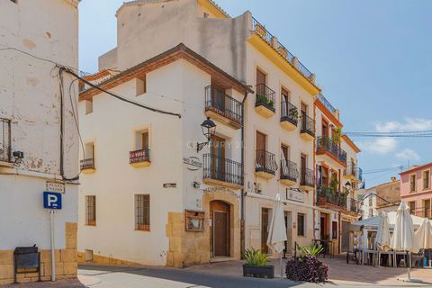 Discover this incredible property for sale in La Nucía, located in Plaza Mayor! With an impressive area of 311 m2, this property offers great potential to reform and turn it into the house of your dreams. Until recently, it has developed commercial a...