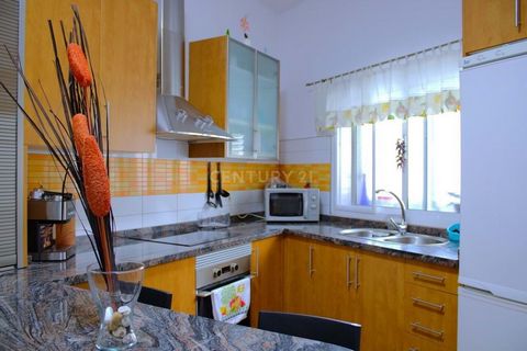 Are you looking for housing in Las Palmas de Gran Canaria but with a desire to feel tranquility, silence and fresh air?. In Las Mesas Altas, above Tamaraceite, you have a nice opportunity. This coquettish and cosy apartment is sold in a ground floor ...