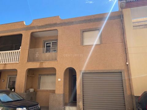 Don't miss this opportunity to acquire this duplex house in the quiet neighborhood of Santo Domingo de El Ejido. The house is distributed over two floors. On the ground floor there is a hallway with access to the main living room, which is spacious a...