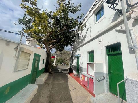 I sell you this house in the Risco de Agaete, the property is composed of two individualized rooms, in one we do not find a construction on two floors, which consists of a living room (formerly a shop) and on the upper floor bedroom, bathroom, hall, ...