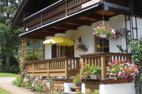 Nasz dom wakacyjny położony jest na obrzeżach Oberammergau, ale tylko około 10 minut od centrum miasta. Nasz dom wakacyjny jest wygodny i gustownie urządzony. Na parterze znajduje się salon, jadalnia, kuchnia i toaleta, na piętrze znajdują się 2 sypi...
