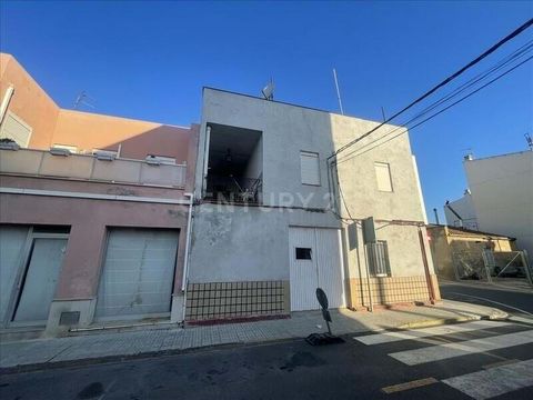 ¿Buscas comprar casa adosada en Deltebre? Te ofrecemos esta excelente oportunidad de adquirir en propiedad esta amplia y luminosa casa adosada, ubicada en la localidad de Deltebre, provincia de Tarragona, con una superficie de 176 m2 bien distribuido...