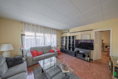 Spacious house in Bigues i Riells, 310m² with an additional storage room of 40m², on a plot of 1546m² located in the urban area. Ideal for those seeking spaciousness and space in a peaceful environment, yet close to all services (medical center, phar...