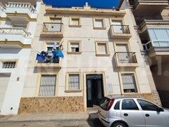 Investment opportunity for renovation in the town of Carboneras. Ground floor apartment of 47 m2, distributed in a spacious living room and kitchen. Two bedrooms and one bathroom It is located in the upper part of Carboneras. PROPERTY SUBJECT TO OFFI...