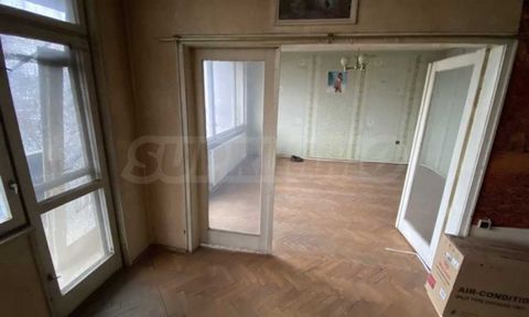 Agencia SUPRIMMO: ... Presentamos a la venta un apartamento de ladrillo de dos dormitorios en el distrito de Alexander Stamboliyski. El apartamento tiene una superficie de 105 metros cuadrados y se encuentra en la quinta planta. La distribución de la...