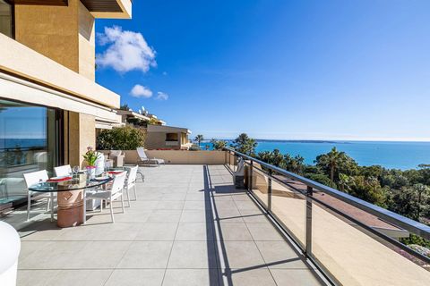 Super Cannes - Magnificent 6-room duplex flat with panoramic sea views from Cap d'Antibes to the Lerins Islands. Set in a leafy, secure residence with caretaker, the apartment boasts two swimming pools, one of which is heated, and two tennis courts.O...