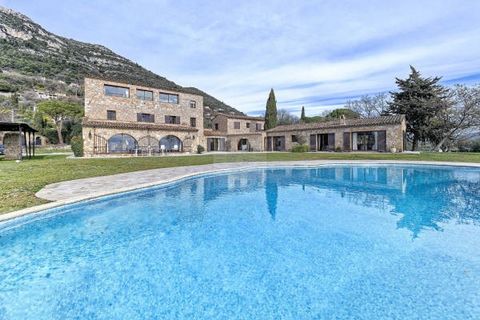 Magnificent Provençal Mas located on the residential heights of Saint-Jeannet, enjoying a spectacular view of the sea and an exceptional location. This important property of approximately 530m2 of living space on land of nearly 17,000m2 with swimming...