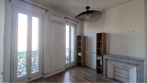 EXCLUSIVITY Marseille 13004 between la BLANCARDE and le BAS MONTOLIVET In an old building, located on the 1st floor without elevator, this 98 m² apartment with the charm of the old offers multiple possibilities, whether you are an investor or a resid...