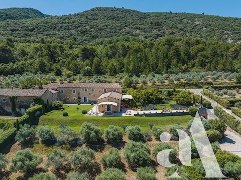 For sale in Bonnieux. This 17th-century farmhouse overlooks the Luberon valley, the village of Bonnieux and the Monts du Vaucluse. This property, with approx. 500m2 of living space, is set in 11500m2 of landscaped grounds and features attractive terr...