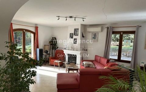 Located in a popular residential area, I offer you this architect-designed house of 185m², built in 1983, nestled on a plot of 6000m². The house is composed on the ground floor of an entrance, a bright living room with a beautiful volume of 53m2, a f...