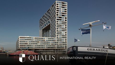 Fantastisk, kosmopolitisk hörnlägenhet på 247 m2 med 2 rymliga balkonger och en fenomenal utsikt över IJ, Eye museum och N.D.S.M. werf. På klara dagar kan du se bortom Johan Cruijff Arena, Markermeer, Zuidas och Schiphol. Panoramafastigheten ligger p...