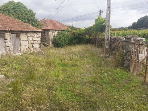 In the parish of Abragão, this plot has a superb sun exposure and unobstructed views with 1.875 m2 of land and stone structure to rebuild. Approximately 10 km from Penafiel, come visit and let yourself be dazzled by this landscape. Book your visit no...