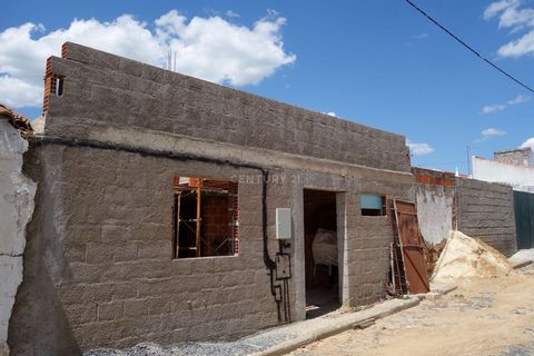 New construction located in Bairro Novo do Torrão, declared a ruin due to its initial state and original construction date prior to 1940, implanted in an area of 85m2 already with new walls and plaque in half of the area. It has infrastructures for b...