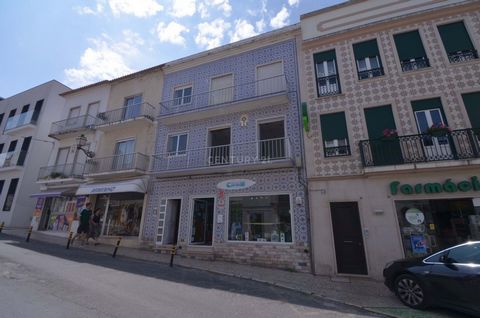 Property identification: Building with two apartments and a shop with a basement Nazaré Historic Area! Building with an excellent location in Nazaré, several options for viability, either for a restaurant, hostel or an excellent triplex apartment wit...