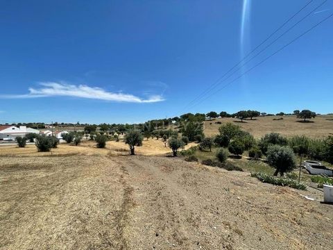 Urban land in Montemor-o-Novo, plot of land intended for urban construction with water and electricity in a total area of 5720m2 Located in the municipality of Montemor-o-Novo, parish Cabrela. Come build your home here in the heart of Alentejo, 1 hou...