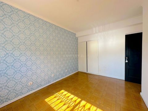 Enjoy Comfort and Convenience in Mafamude, Vila Nova de Gaia! We are pleased to present a charming 2 bedroom apartment, with a total area of 113 square meters, located in the vibrant area of Mafamude, in the municipality of Vila Nova de Gaia, in the ...